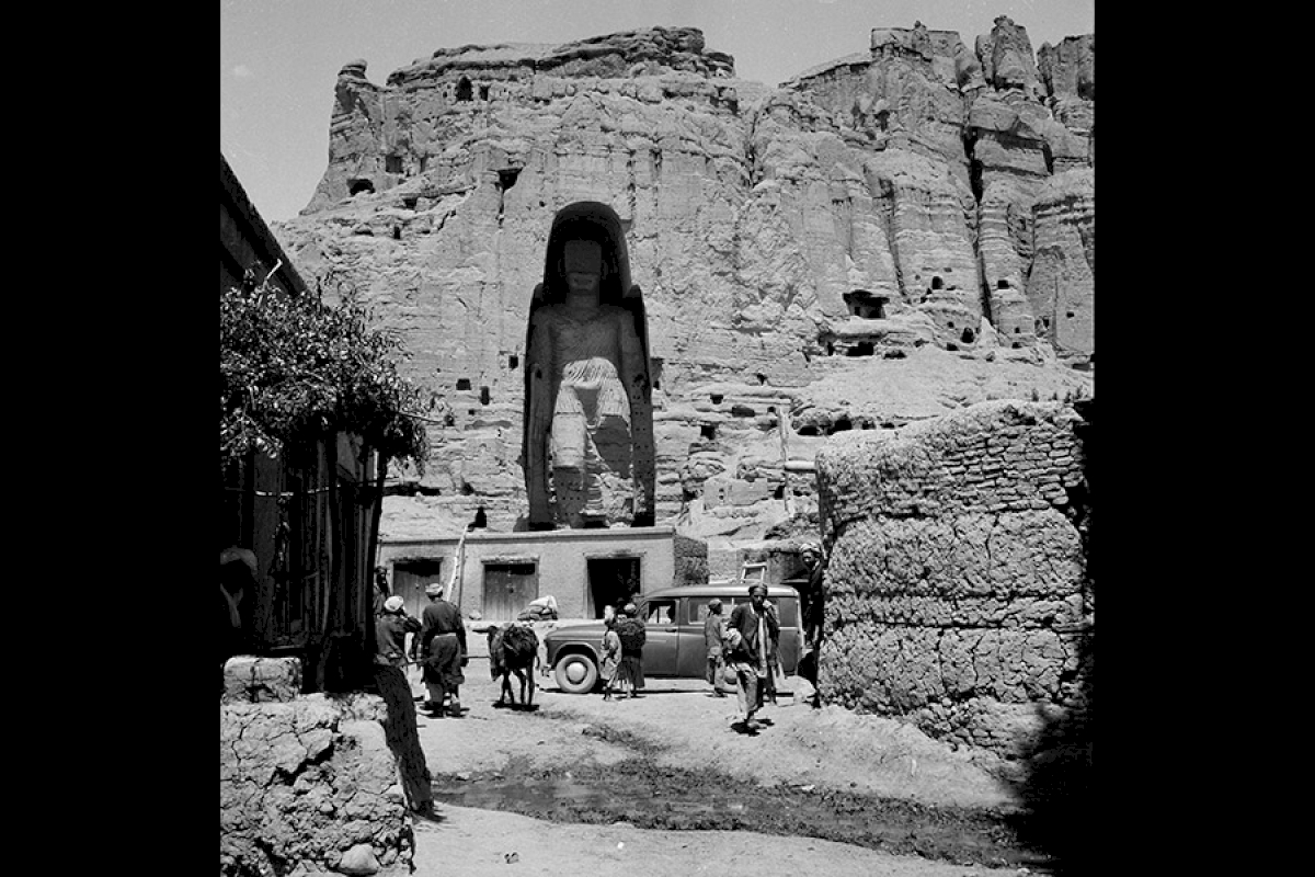 Afghanistan, Buddha-Figur im Bamiyantal, 1953 © Yvonne v. Schweinitz / Kunstfoyer