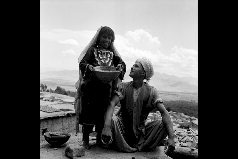 Afghanistan, Töpfer präsentieren ihre Arbeiten, Istalif, 1953 © Yvonne v. Schweinitz / Kunstfoyer
