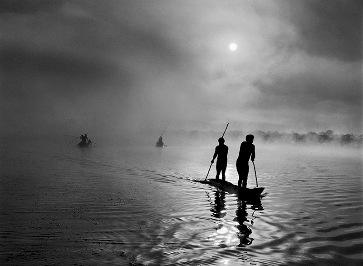 A group of Waura Indians fish in the Puilanga Lake near their village.  Upper Xingu. Mato Grosso State. Brazil. 2005. © Sebastião Salgado / Amazonas images