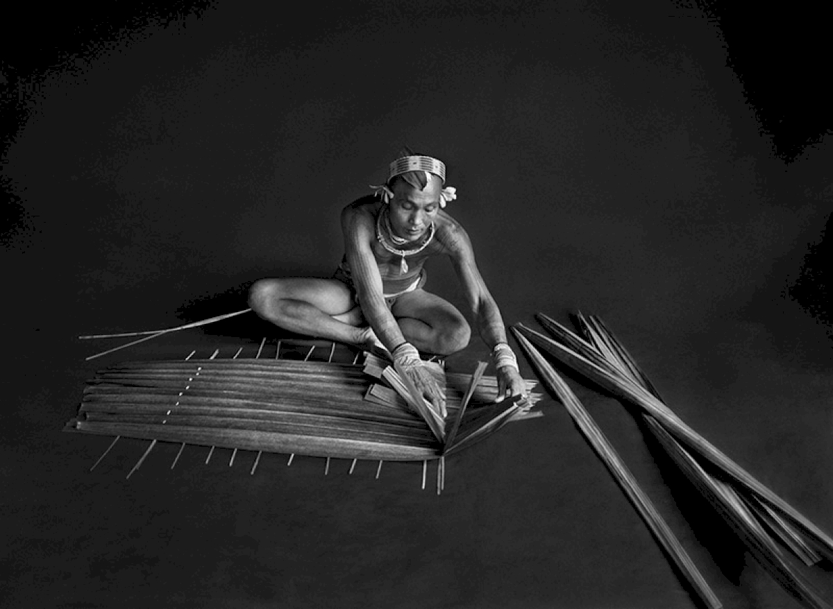 Teureum, sikeirei and leader of the Mentawai clan.  This shaman is preparing a filter for sago, with the leaves of this same sago tree. Siberut Island. West Sumatra. Indonesia. 2008. © Sebastião Salgado / Amazonas images