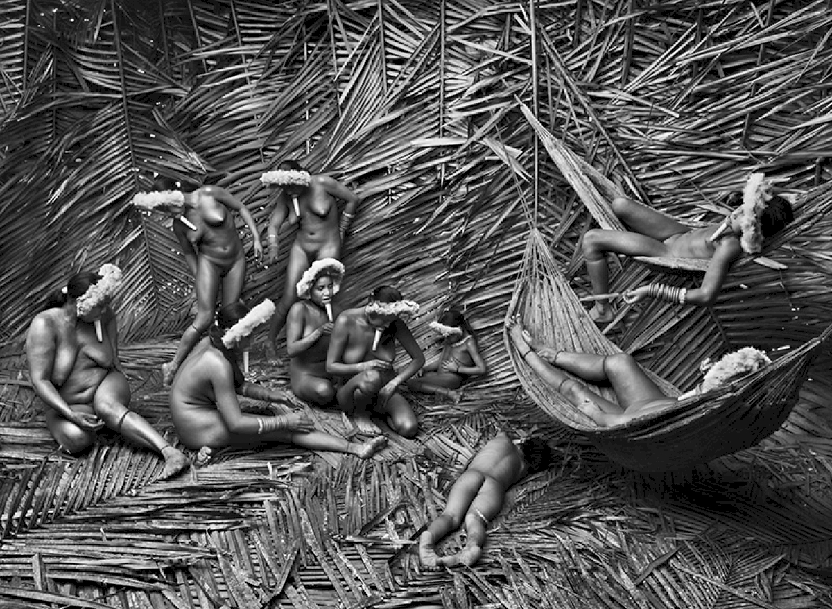 Typically, the women in the Zo’é village of Towari Ypy use the “urucum” (Bixa orellana) red fruit to color their bodies.  Pará State. Brazil. 2009. © Sebastião Salgado / Amazonas images
