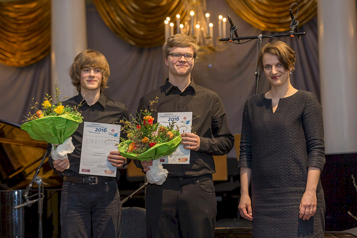 Preisträger beim Bayerischen Landeswettbewerb: Leo Heidweiler und Johannes Bettac mit Barbara Soldner beim Preisträgerkonzert in Regensburg. Foto: Uwe Moosburger, altro