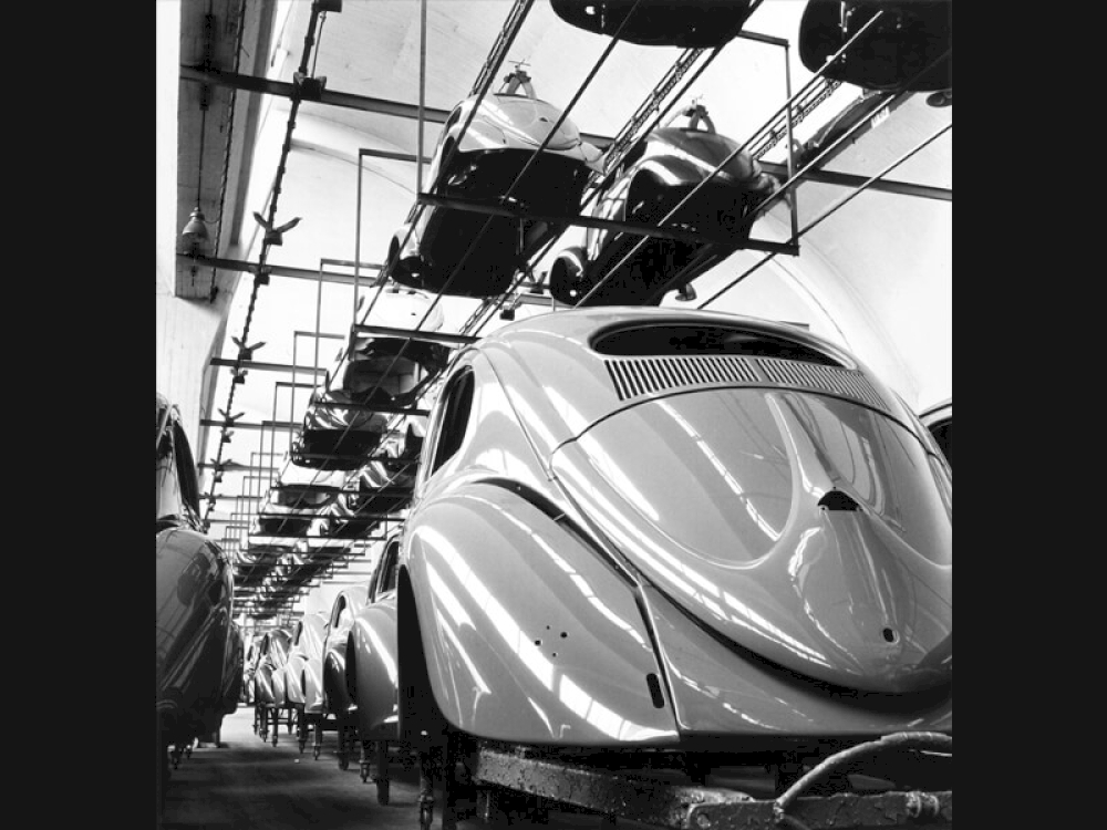 Peter Keetman: Lackierte Karosserien auf Transportgestellen, VW-Werk Wolfsburg 1953 © Nachlass Peter Keetman / Stiftung F.C. Gundlach