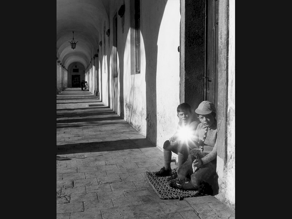 Peter Keetman: Knaben im Kreuzgang mit Spiegel, Benediktbeuren 1957  © Nachlass Peter Keetman / Stiftung F.C. Gundlach