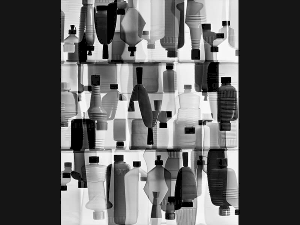 Peter Keetman: Plastikflaschen, 1963 © Nachlass Peter Keetman / Stiftung F.C. Gundlach