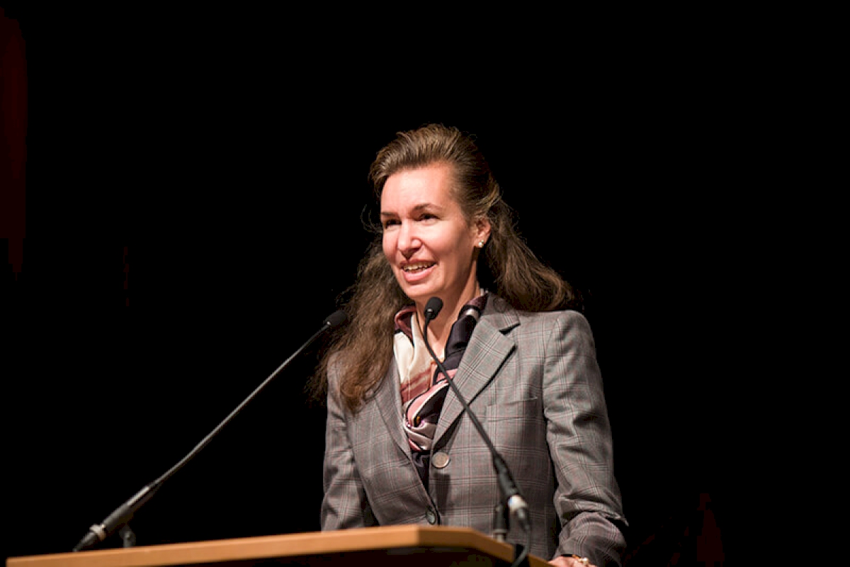 Isabella Pfaller, Vorstandsmitglied der Versicherungskammer Kulturstiftung, begrüßt das Publikum