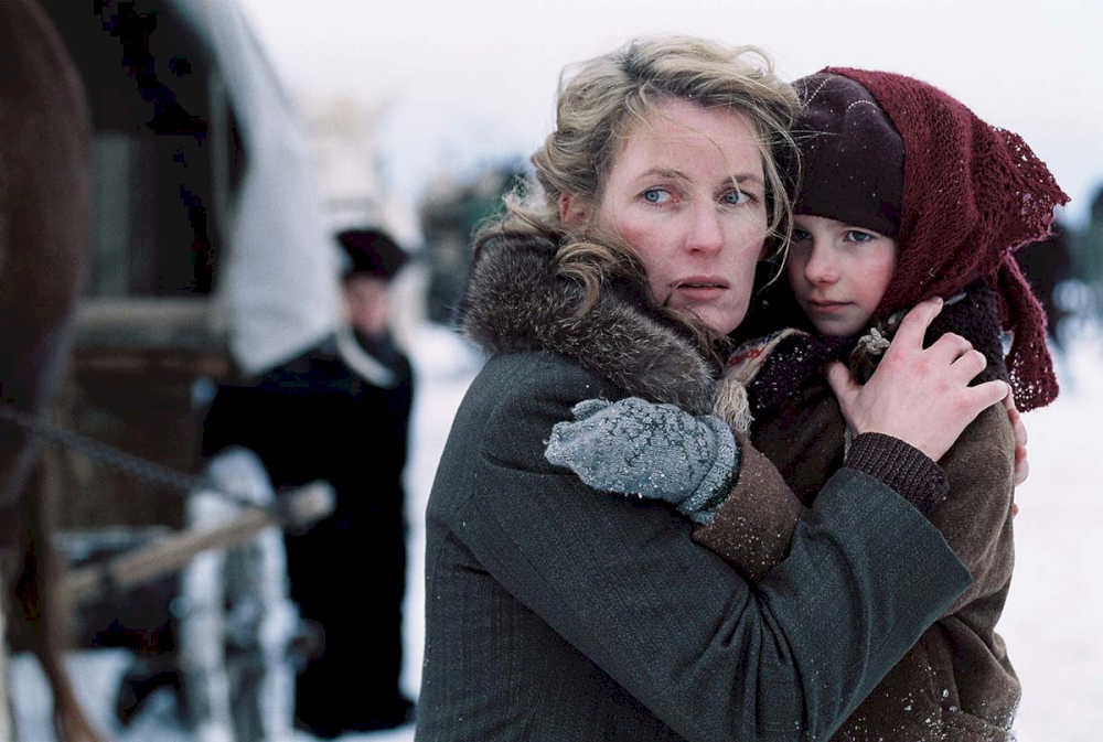 Maria Furtwängler (Lena Gräfin von Mahlenberg) und Stella Kunkat (Viktoria von Mahlenberg) in DIE FLUCHT (ARD 2007, Regie: Kai Wessel) © ARD Degeto / UFA / Conny Klein