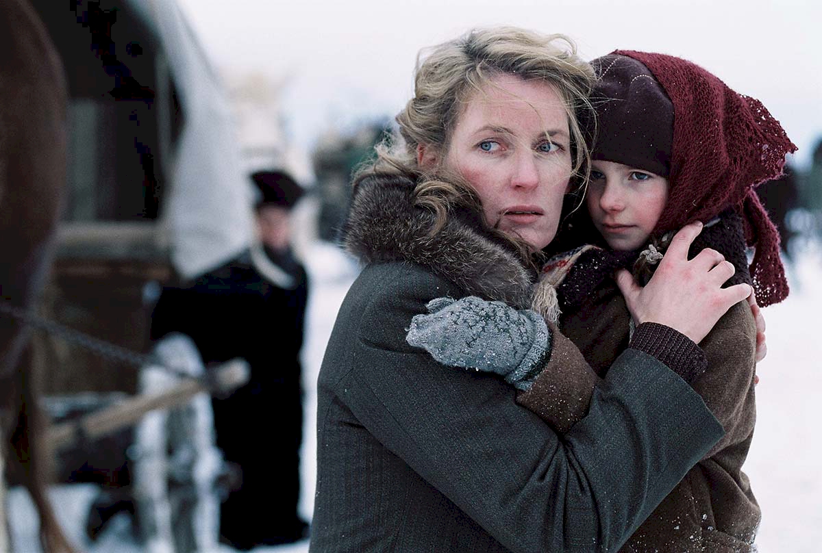 Maria Furtwängler (Lena Gräfin von Mahlenberg) und Stella Kunkat (Viktoria von Mahlenberg) in DIE FLUCHT (ARD 2007, Regie: Kai Wessel) © ARD Degeto / UFA / Conny Klein