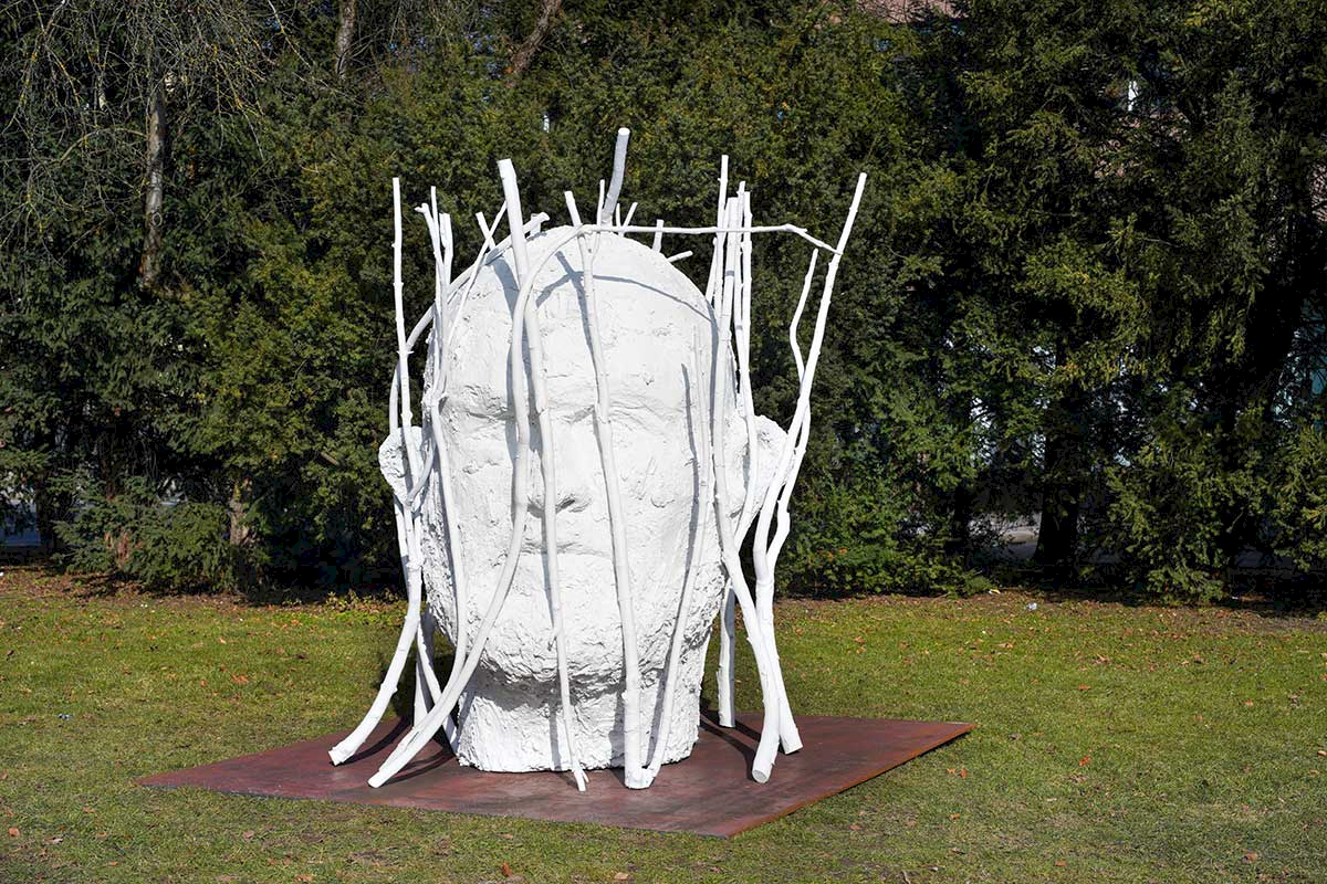 JIM DINE. Skulptur “Jim´s Head with Branches”, Bronze with white patina, 2018 | Photo: © Florian Holzherr