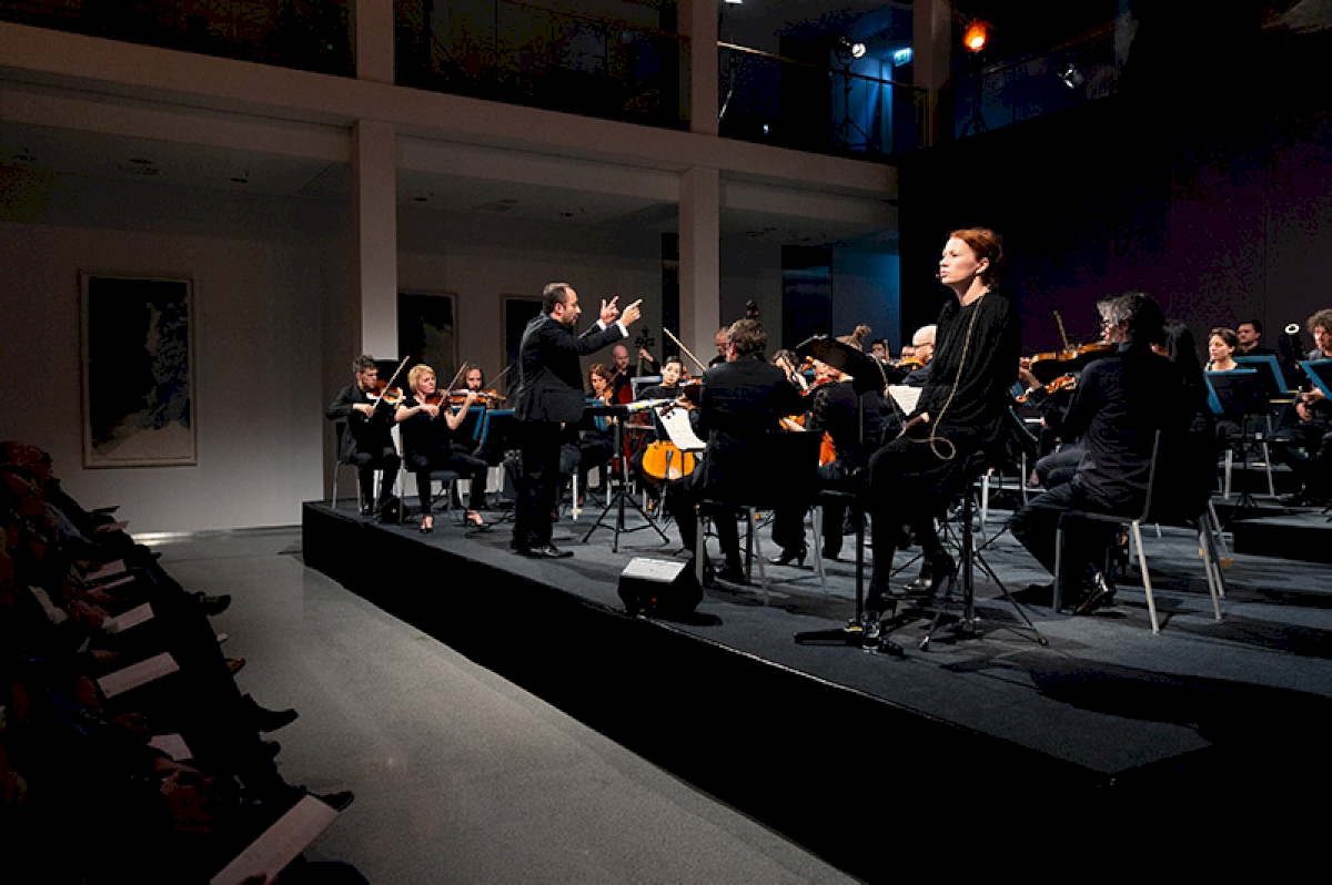 Birgit Minichmayr und das Ensemble Resonanz | Foto: Astrid Ackermann