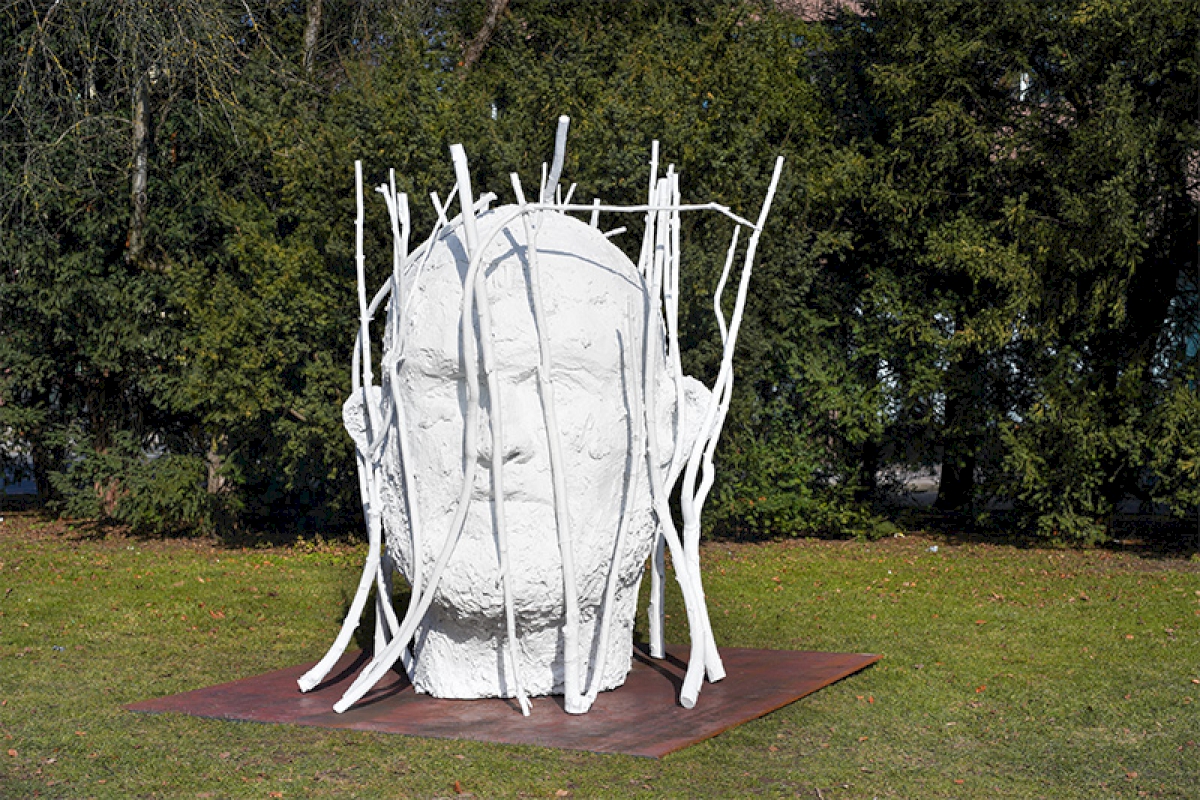 JIM DINE. Skulptur "Jim´s Head with Branches", Bronze mit weißer Patina, 2018 | Foto: © Florian Holzherr