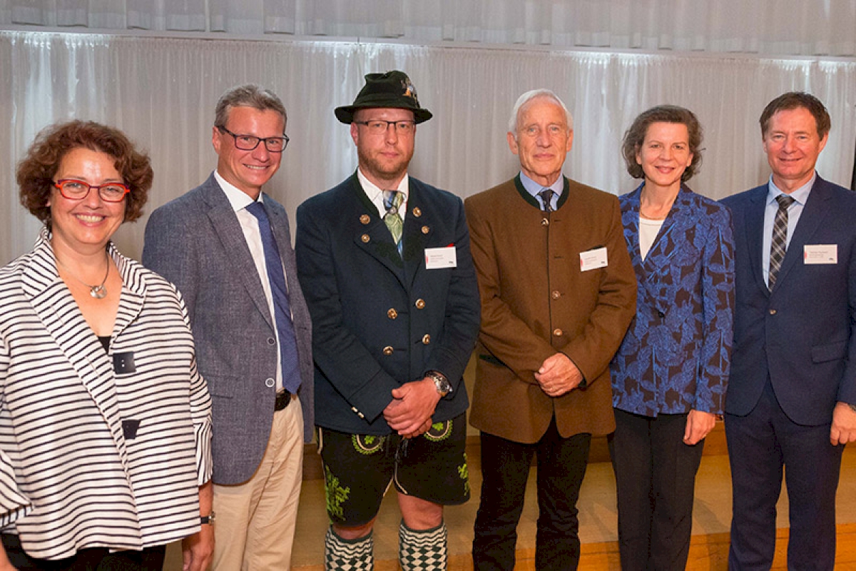 Das Team des Staffelseemuseums in Seehausen mit der Plakette des Bayerischen Museumspreises 2019. V.l.n.r. Dr. Astrid Pellengahr (Leiterin der Landesstelle für die nichtstaatlichen Museen in Bayern), Bernd Sibler (Bayerischer Staatsminister für Wissenschaft und Kunst), Tobias Horak (1. Vorsitzender Heimat- und Museumsverein Seehausen am Staffelsee e. V.), Joseph Führer (Leiter Staffelseemuseum), Barbara Schick (Stellvertretende Vor­sitzende des Vorstands der Versicherungs­kammer Bayern),  Thomas Thumann (Oberbürgermeister der Stadt Neumarkt i.d. OPf., Foto: Hubert Bösl.