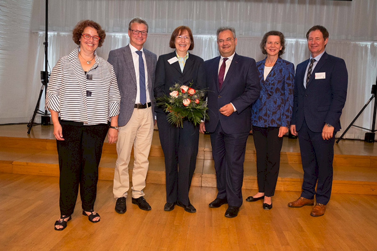 Die Preisträger des Bayerischen Museumspreises 2019 aus dem Museum Oberschönenfeld freuen sich über die von der Versicherungskammer Kulturstiftung verliehene Auszeichnung. v.l.n.r. Dr. Astrid Pellengahr (Leiterin der Landesstelle für die nichtstaatlichen Museen in Bayern), Bernd Sibler (Bayerischer Staatsminister für Wissenschaft und Kunst), Dr. Beate Spiegel (Leiterin des Museums Oberschönenfeld), Edgar Rölz (stellvertretend für den Bezirkstagspräsidenten von Schwaben), Barbara Schick (Stellvertretende Vor­sitzende des Vorstands der Versicherungs­kammer Bayern), Thomas Thumann (Oberbürgermeister der Stadt Neumarkt i.d. OPf.) | Foto: Hubert Bösl.