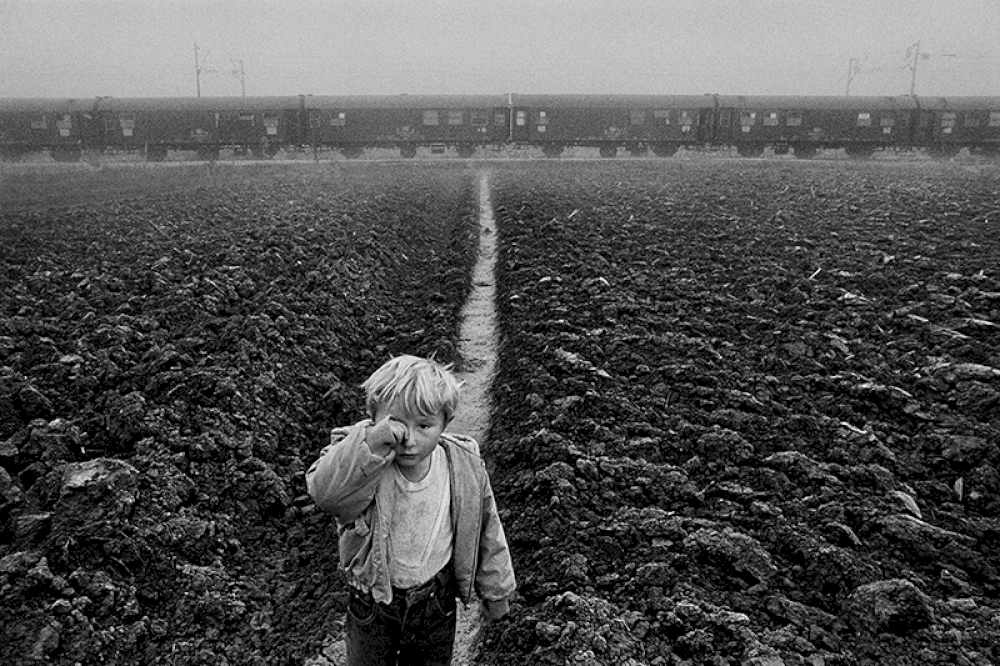 At the Ivankovo train station 120 refugees live in a train. Croatia. 1994. © Sebastião Salgado