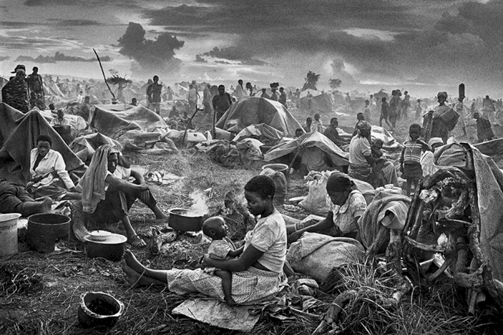 Rwandan refugee camp of Benako. Tanzania. 1994. © Sebastião Salgado
