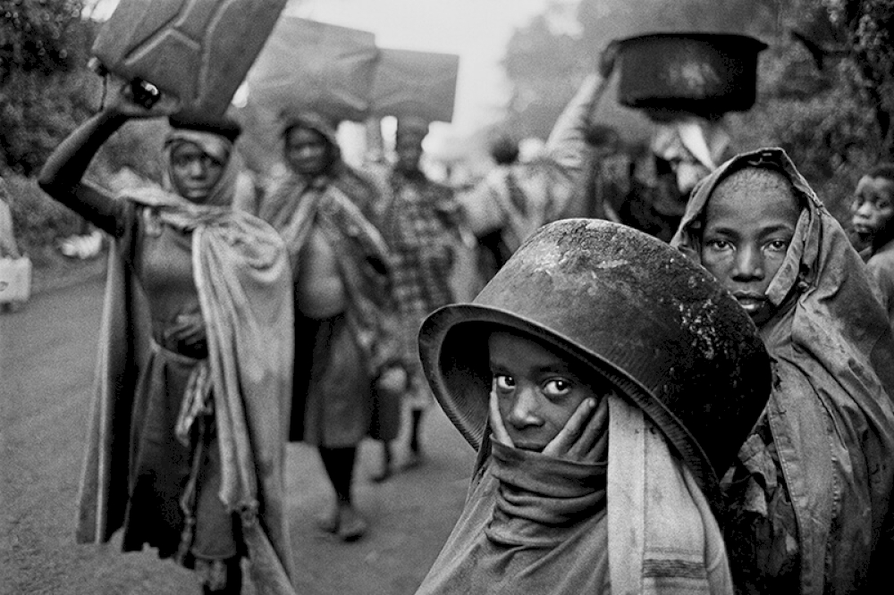 Water supplies are often far away from the refugee camps. Goma, Zaire. 1994. © Sebastião Salgado