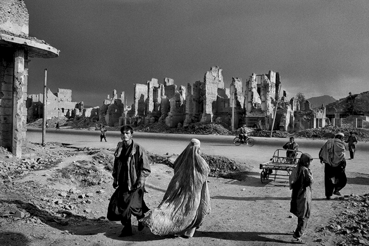 The once-prestigious Jade Maiwan Avenue. Kabul, Afghanistan. 1996. © Sebastião Salgado