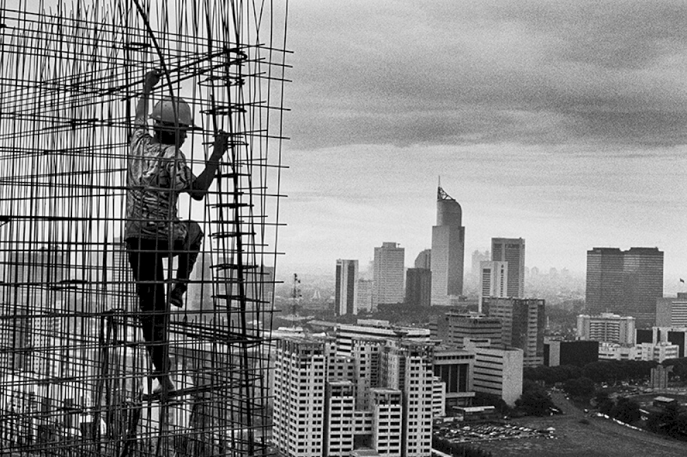 Construction of the Rasuna complex in the commercial and financial district of Kuningan. Jakarta, Indonesia. 1996. © Sebastião Salgado