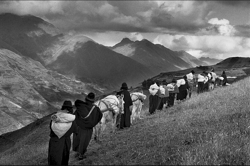 The men having migrated to the cities, the women carry their goods to the market of Chimbote. Region of Chimborazo. Ecuador. 1998. © Sebastião Salgado