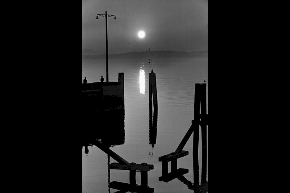 Balkenschrift im Wasser, Fährhafen Meersburg 1948 © Nachlass Toni Schneiders/Stiftung F.C. Gundlach