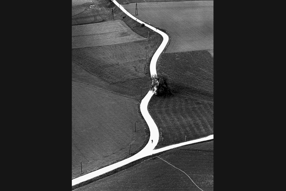 Landweg, Kärnten 1957 © Nachlass Toni Schneiders/Stiftung F.C. Gundlach