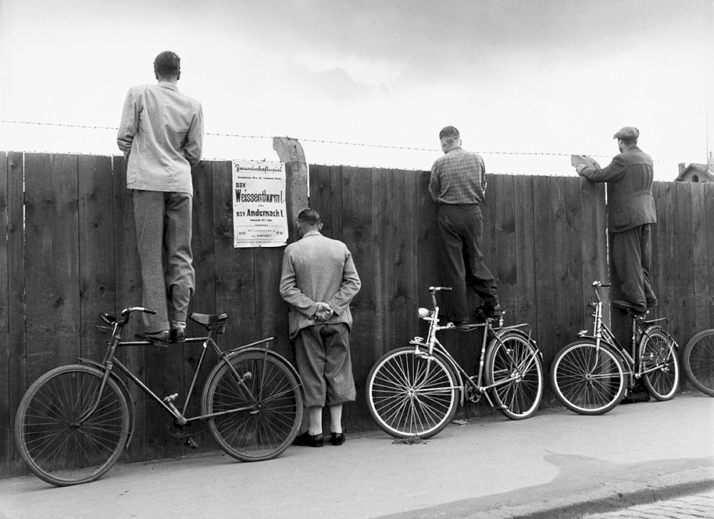 Zaungäste, Weißenthurm 1952 © Nachlass Toni Schneiders/Stiftung F.C. Gundlach