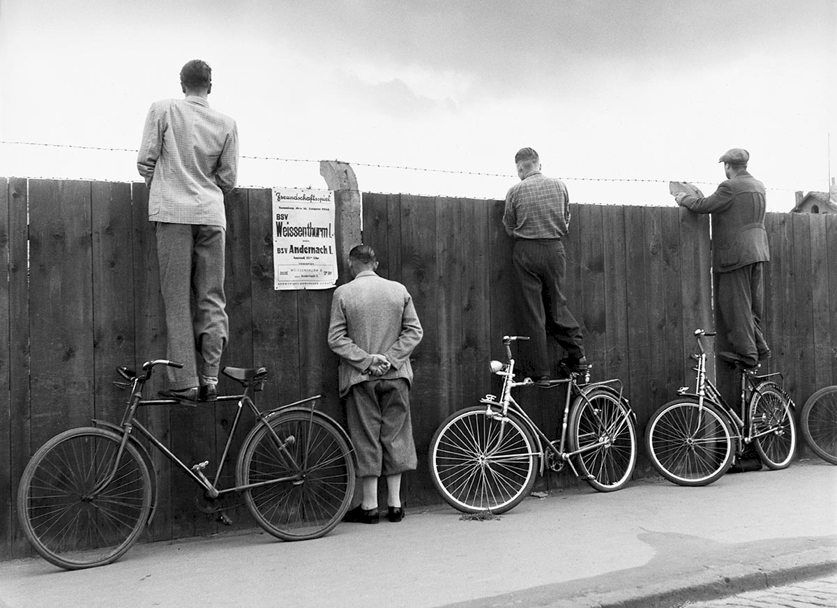 Zaungäste, Weißenthurm 1952 © Nachlass Toni Schneiders/Stiftung F.C. Gundlach