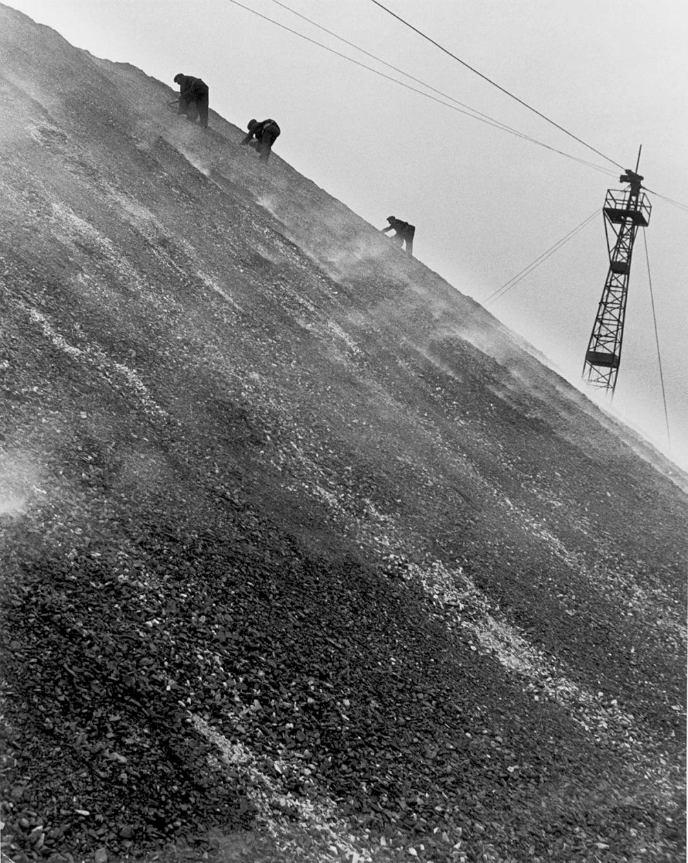 East Durham coal-searchers, 1937 - Private collection, Courtesy Bill Brandt Archive and Edwynn Houk Gallery © Bill Brandt / Bill Brandt Archive Ltd.