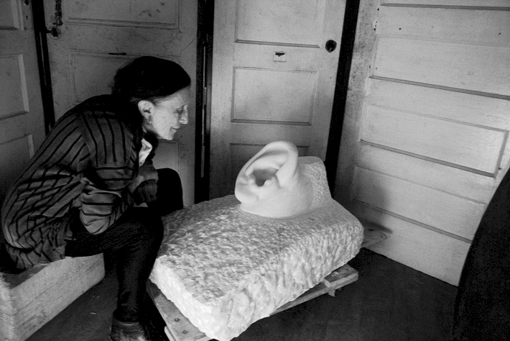 USA. Brooklyn, NY. Louise Bourgeois with her sculpture ‘To fall on deaf ears’. 1991. © Inge Morath / Magnum Photos / courtesy CLAIRbyKahn