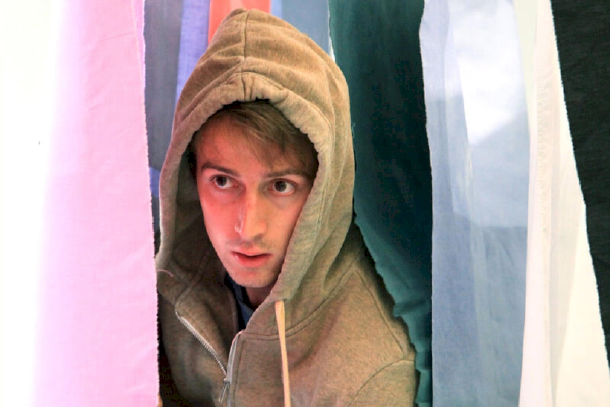 Luca Zahn in „Malala – Mädchen mit Buch“ (2016). Foto: Isabelle Girard de Soucanton Luca Zahn in „Malala – Mädchen mit Buch“ (2016). Foto: Isabelle Girard de Soucanton