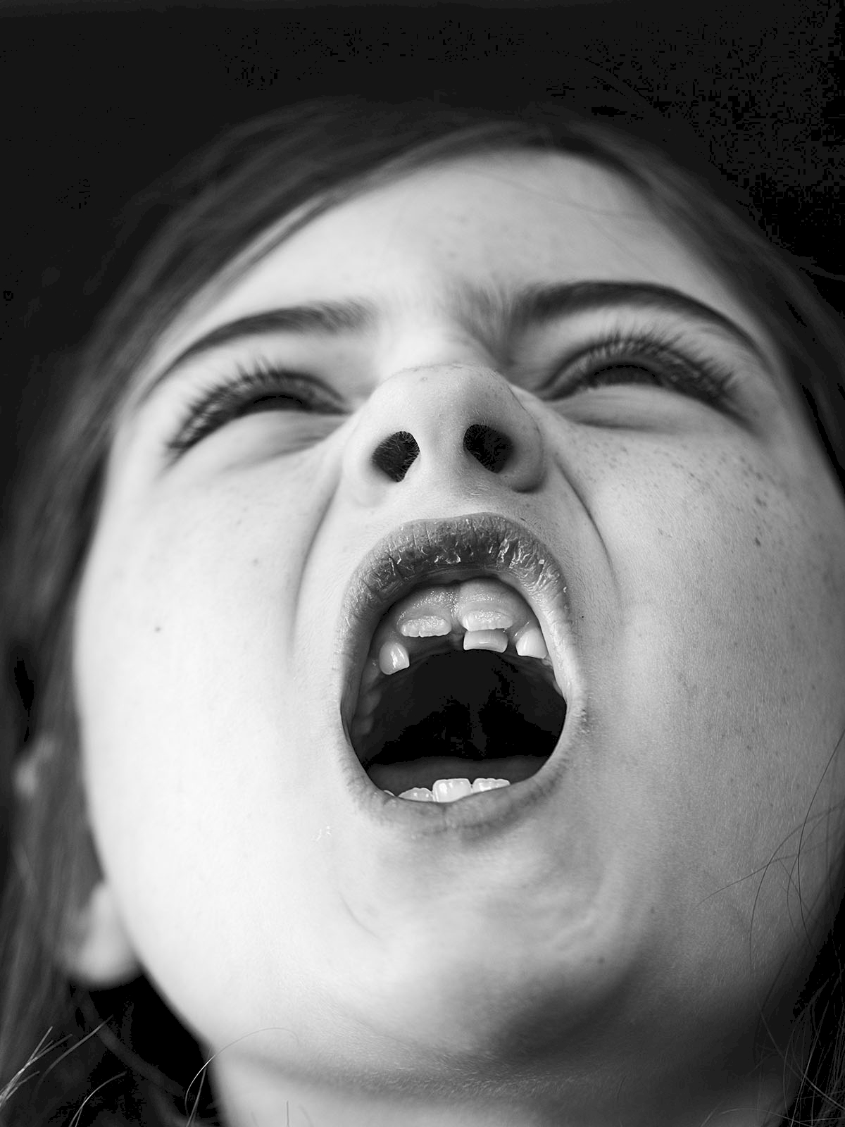 Thea's double tooth, London, Great-Britain, 2022. © Olivia Arthur/Magnum Photos