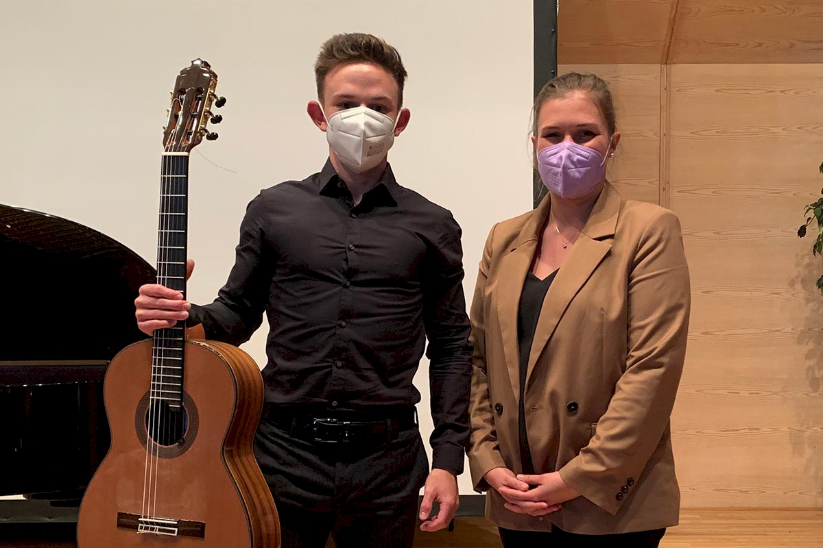 Preisträger Felix Vogt mit Verena Metzger, Geschäftsführerin der Versicherungskammer Kulturstiftung beim Preisträgerkonzert in Kempten