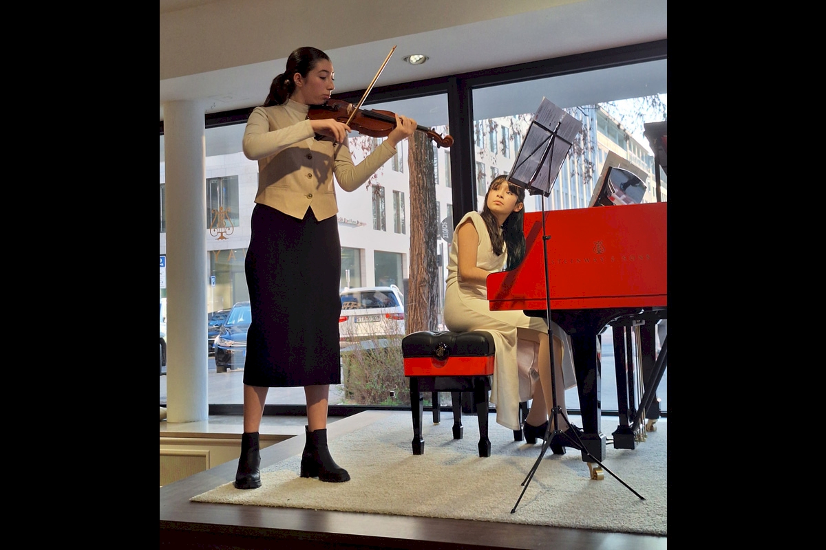 Ana und Lorena Mendez, Preisträgerinnen des Sonderpreises für zeitgenössische Musik auf Regionalebene 2024; © Foto: Elisabeth Christianus