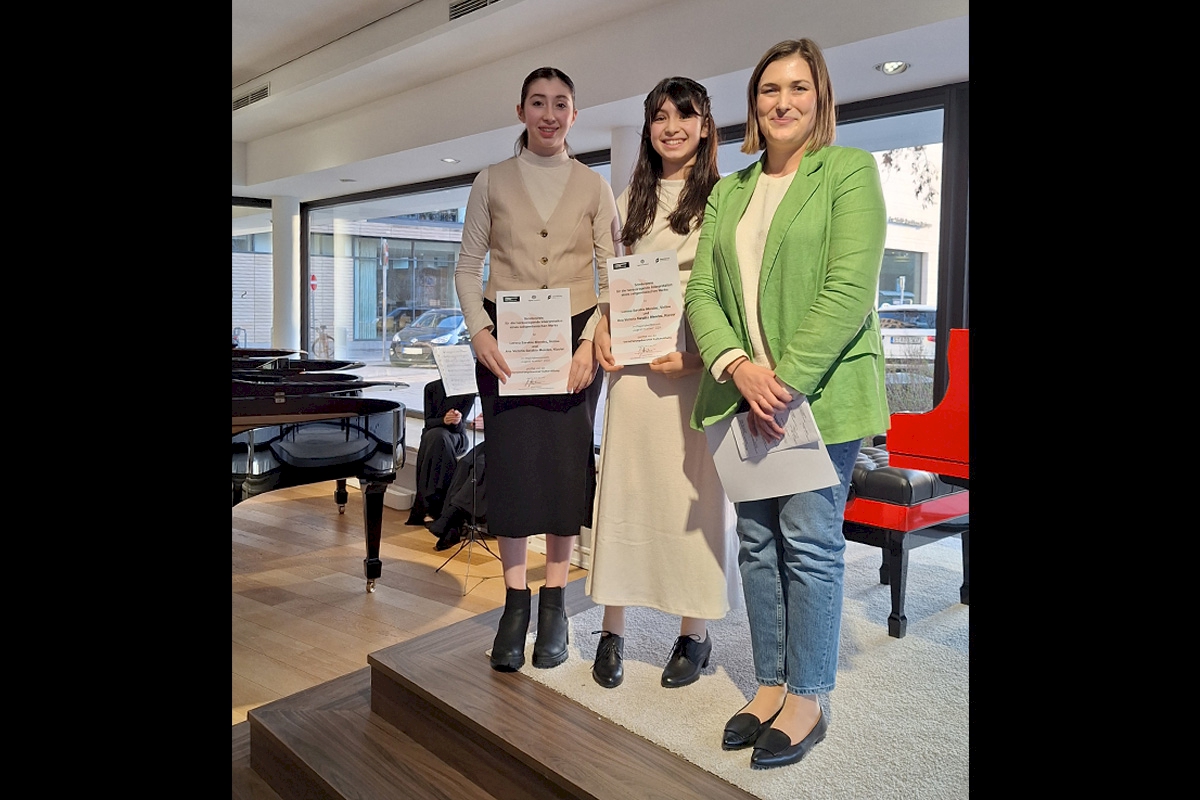 Ana und Lorea Mendez bei er Preisvergabe mit Verea Paratore; © Foto: Elisabeth Christianus