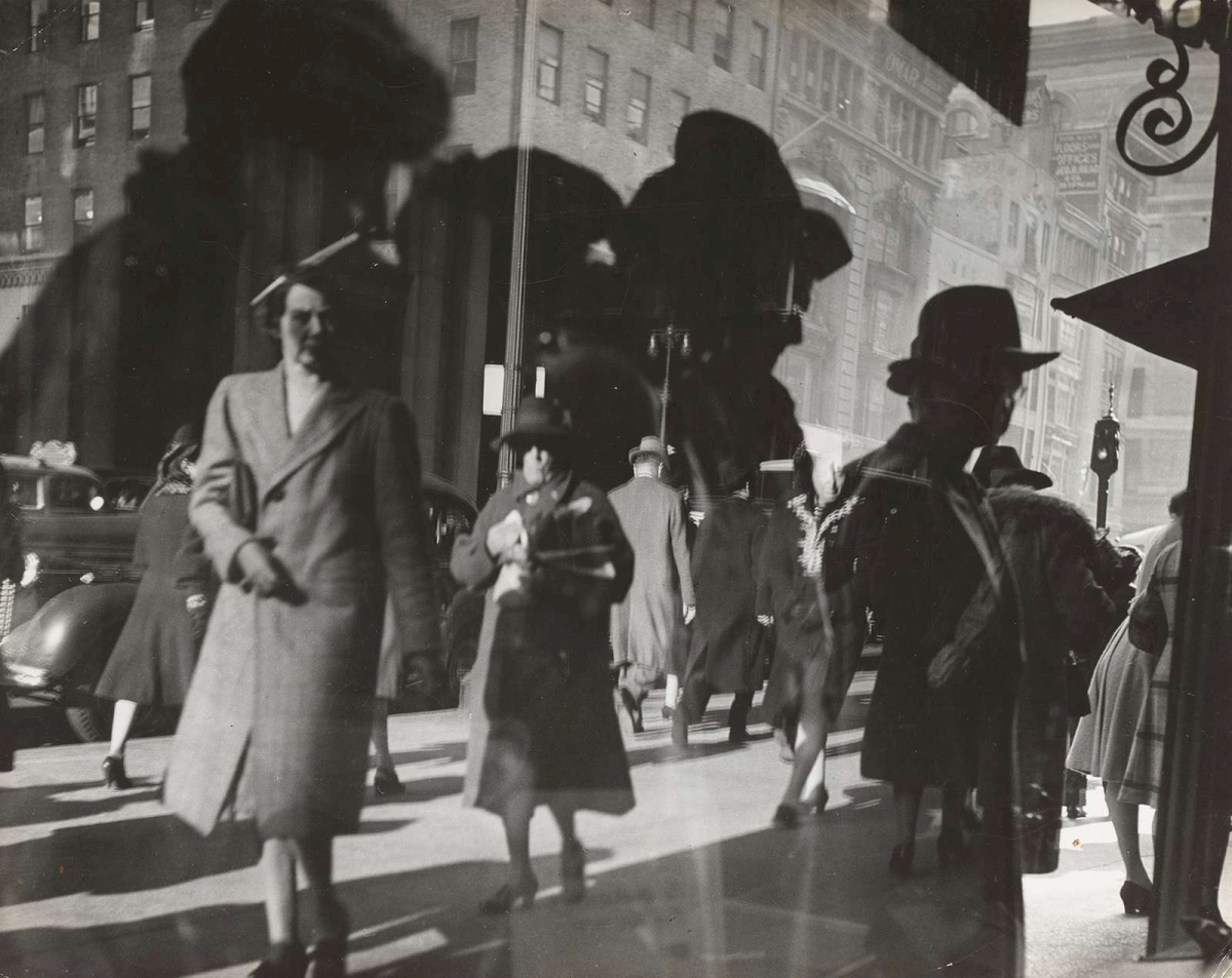 Schaufenster Spiegelung, 1939-1945 © Estate of Lisette Model, courtesy of Baudoin Lebon and Avi Keitelman Schaufenster Spiegelung, 1939-1945 © Estate of Lisette Model, courtesy of Baudoin Lebon and Avi Keitelman