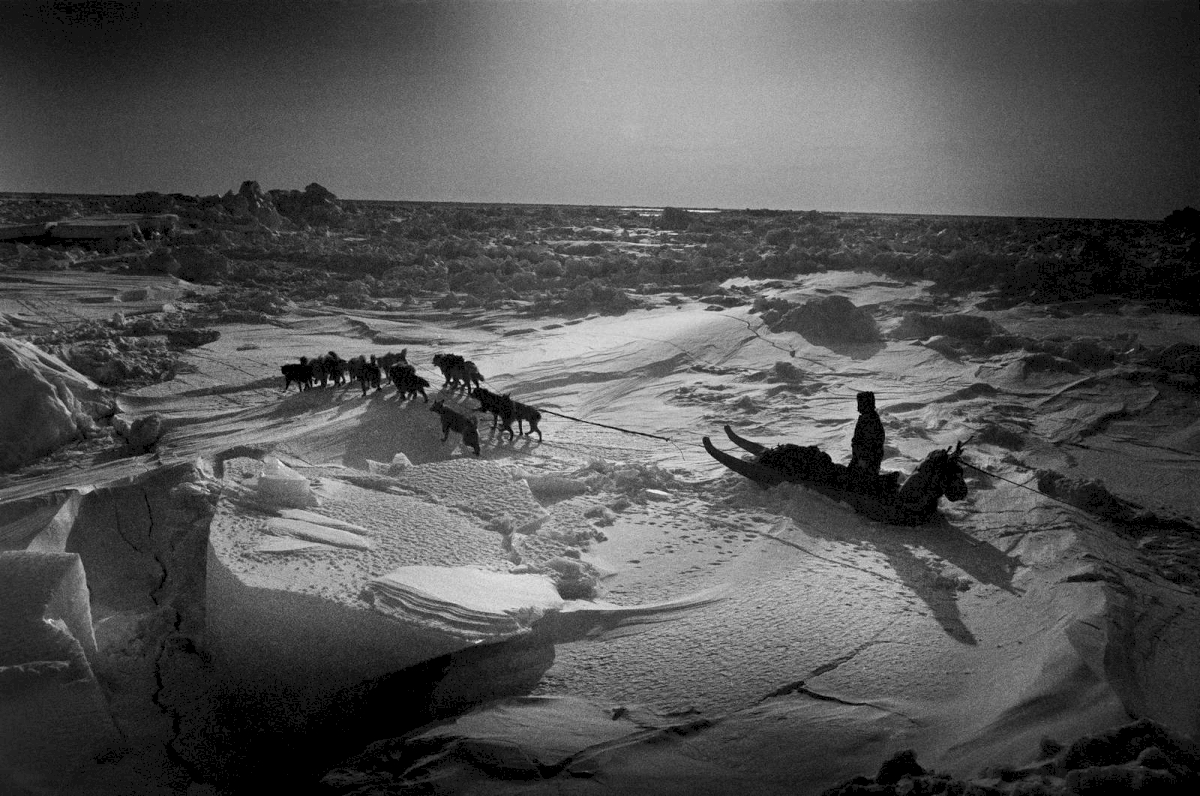 Hjelmer Hammeken, Jäger auf dem Meereis, Kangertittivaq, Grönland, 1995. © Ragnar Axelsson Hjelmer Hammeken, Jäger auf dem Meereis, Kangertittivaq, Grönland, 1995. © Ragnar Axelsson